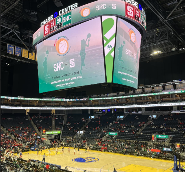 A view of the Chase Center basketball court on Bruce-Mahoney day, adorned with SHC and SI fans rooting for their respective teams.